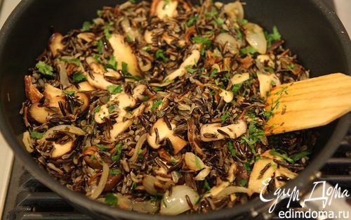 Рецепт Салат из дикого риса с грибами и петрушкой