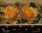 Яйца в шпинате с хлебными крошками и мускатным орехом