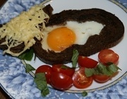 Яйца, запеченные в хлебе, с помидорами и базиликом