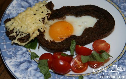 Рецепт Яйца, запеченные в хлебе, с помидорами и базиликом