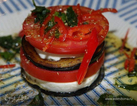 Идея для пикника: вкусный салат из помидоров, баклажанов-гриль и моцареллы