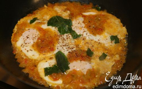 Рецепт Яйца с помидорами, сладким перцем и базиликом по-итальянски
