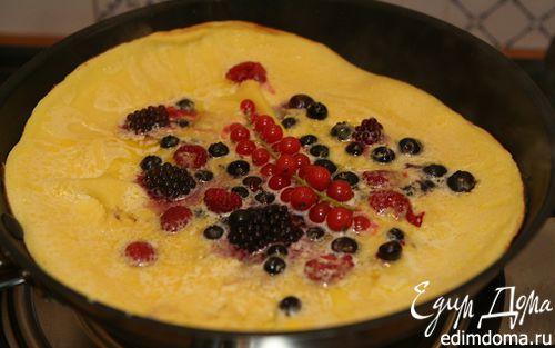 Рецепт Сладкий ванильный омлет с ягодами