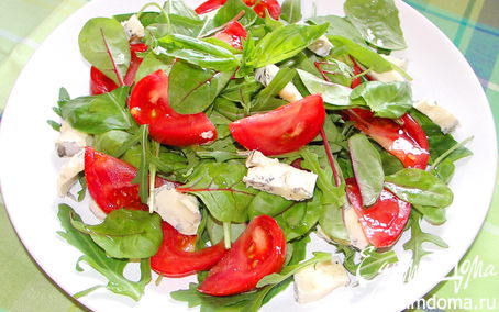 Рецепт Салат с руколой,базиликом,помидорами и голубым сыром.