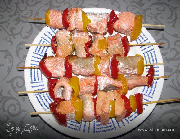 Семга с овощами на шпажках в духовке (деликатесный шашлышок из красной рыбы)