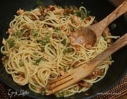 Спагетти с семгой и беконом в воке
