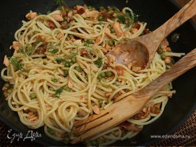 Спагетти с семгой и беконом в воке