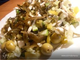 Овощной салат с морской капустой и кальмарами