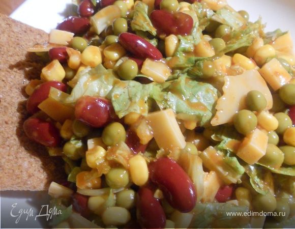 Салат с фасолью, кукурузой и сухариками рецепт – Авторская кухня: Салаты. «Еда»