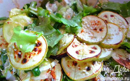 Рецепт Зеленый салат с запеченными кабачками.