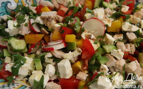 Рецепт Средневосточный салат с фетой, курицей и помидорами