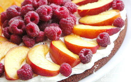 Рецепт Шоколадный лёгкий торт с малиной и нектаринами.