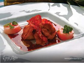 Лисички с хрустящей салями в соусе из красного вина с тмином и кориандром