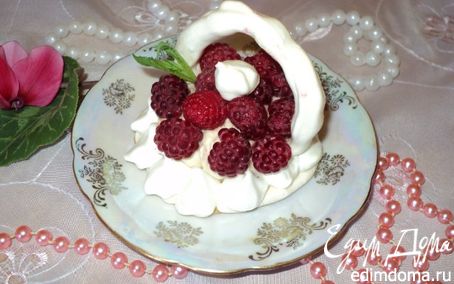 Рецепт Меренги с фруктами и ягодами.