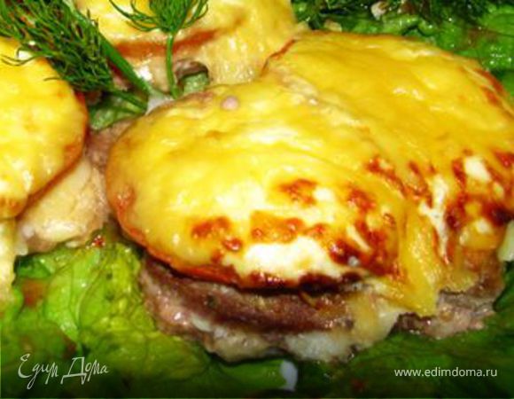 Мясо по-французски с помидорами, грибами и сыром