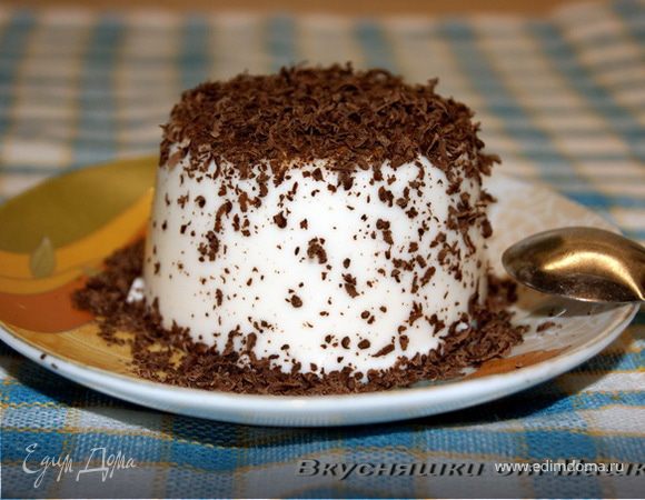 Десерт паннакотта с клубникой и шоколадом