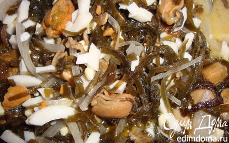 Рецепт Салат из морской капусты с подкопченными мидиями
