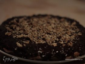Шоколадно ореховый торт с вишней