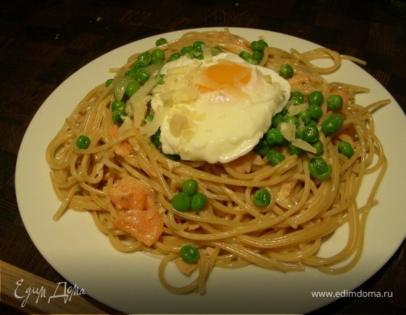 Спагетти с копченым лососем, яйцами-пашот и зеленым горошком