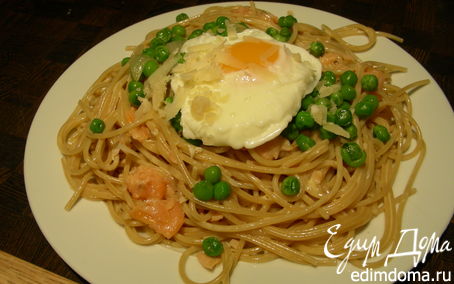 Рецепт Спагетти с копченым лососем, яйцами-пашот и зеленым горошком
