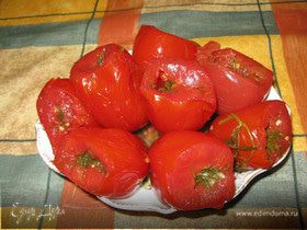Малосольные помидоры, фаршированные укропом и чесноком