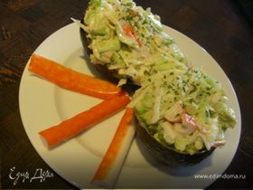 Легкий салатик с крабовыми палочками и сельдереем в авокадо