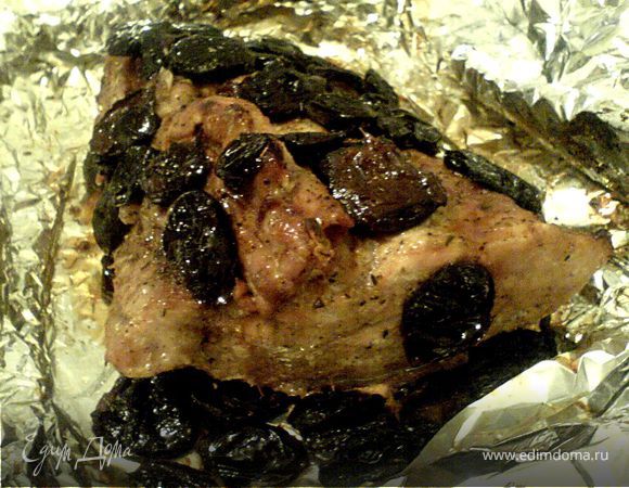 Свинина запечённая с черносливом и грецким орехом