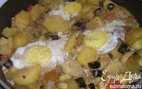 Рецепт Картофель с шампиньонами и яичницей-глазуньей