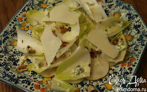 Рецепт Салат из груши и цикория с заправкой из голубого сыра