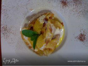 Блинный десерт с сыром рикотта и апельсиновым соусом