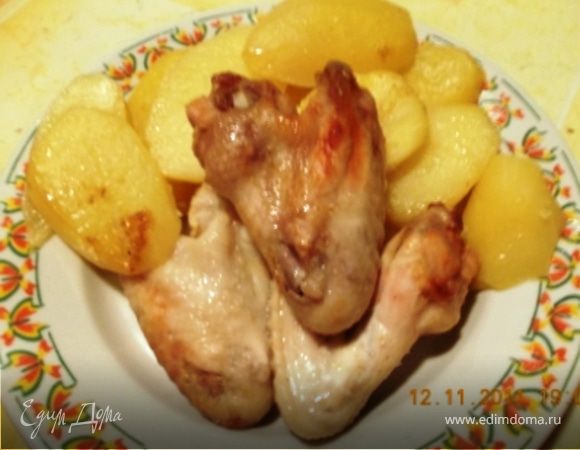 Картошка запеченная с куриными крылышками в духовке рецепт