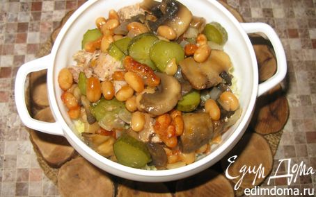 Рецепт Свинина, запечённая с грибами и фасолью в духовке.