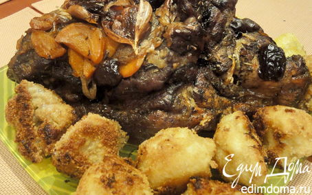 Рецепт Свиная шейка, запеченная с финиками и цветной капустой в сухарях.