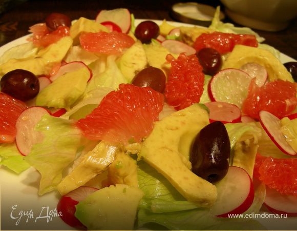 Легкий салат из грейпфрута, авокадо, редиса и оливок