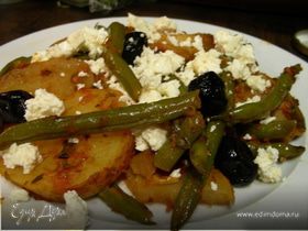 Зеленая фасоль и картофель в томатном соусе по-гречески