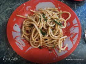 Спагетти с вялеными помидорами, чесноком и сухарной крошкой