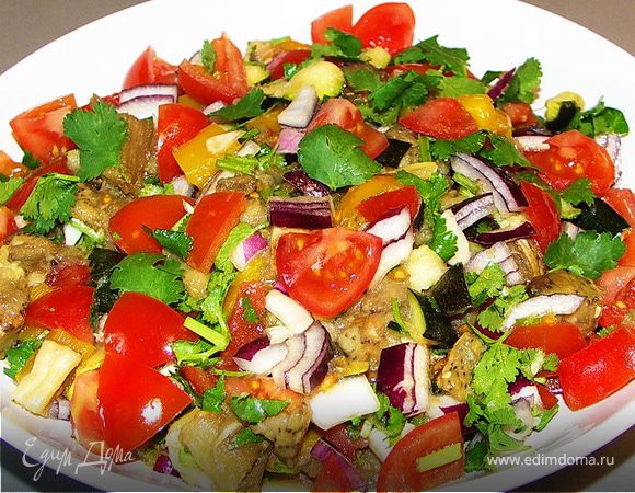 Салат из баклажанов с помидорами и огурцами — рецепт с фото