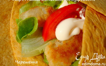 Рецепт Тортильяс с рыбой, помидорами, маринованным луком, салатом и соусом «Дзадзики»
