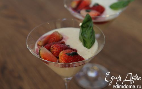 Рецепт Сливочный десерт с клубникой и базиликом