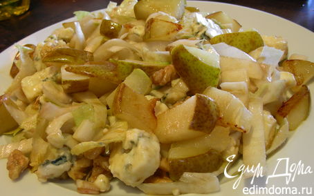 Рецепт Пикантный салат с грушей, рокфором, цикорием и грецкими орехами