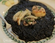 Черный рис с кальмарами и морскими гребешками