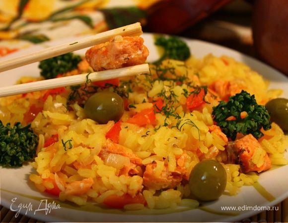 Жаренный рис с красной рыбой лососем и овощами на сковороде простой рецепт пошаговый