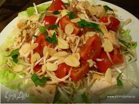 Куриный салат с миндалем, помидорами черри и ростками сои
