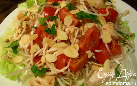 Рецепт Куриный салат с миндалем, помидорами черри и ростками сои