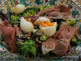 Итальянский салат с брокколи, ветчиной и кедровыми орешками