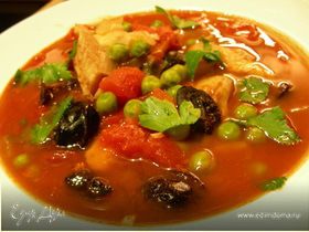 Томатный суп с белой рыбой, зеленым горошком и маслинами