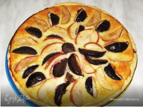 Открытый творожный пирог на песочном тесте с яблоками, сливами, мятой и корицей
