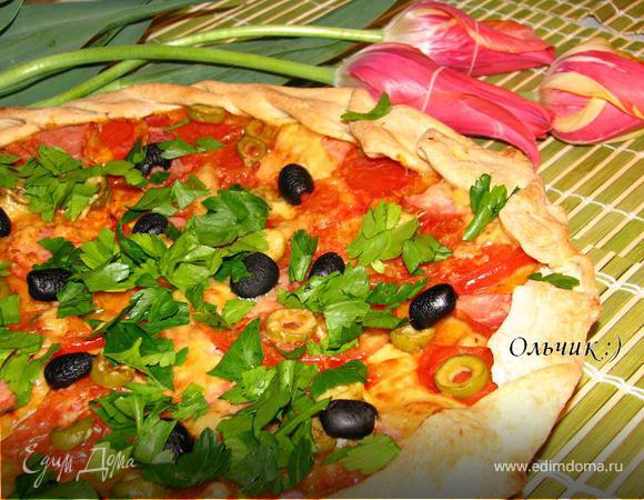 Пицца с ветчиной, томатами, сыром и оливками