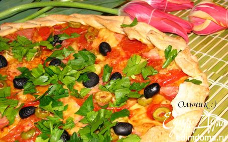 Рецепт Пицца с ветчиной, томатами, сыром и оливками