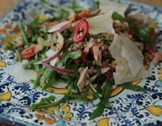 Салат из гречки с копченой курицей, помидорами и руколой